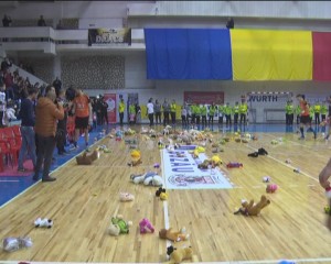 HANDBAL ŞI JUCĂRII. SUTE DE JUCĂRII AU FOST ARUNCATE ÎN TEREN