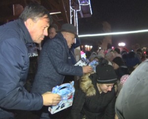 PRIMELE CADOURI DE MOŞ NICOLAE. LA MONTEORU, COPIII AU PRIMIT DARURI DE LA CJ