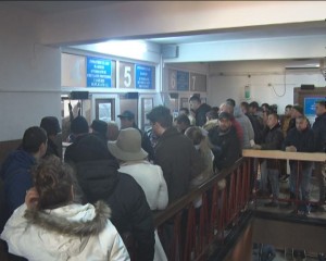 AGLOMERAŢIA SCHIMBĂ PROGRAMUL. PROBLEME LA ÎNMATRICULĂRI ŞI PERMISE AUTO