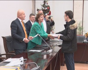 PREMII PENTRU ELEVII CU REZULTATE DEOSEBITE. CONSILIUL JUDEŢEAN PREMIAZĂ EXCELENŢA