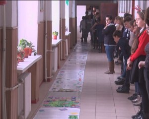 CEA MAI LUNGĂ SCRISOARE CĂTRE MOŞ CRĂCIUN. LA ŞCOALA ‘’ION CREANGĂ”. ARE 34 DE METRI