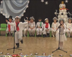 SERBARE GRANDIOASĂ LA CONSILIUL JUDEŢEAN. FLUTURAŞII DE LA BOBOCEII L-AU ÎNTÂMPINAT PE MOŞ CRĂCIUN