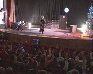MOŞ NICOLAE LA CONSILIUL JUDEŢEAN. CADOURI ŞI UN SPECTACOL MINUNAT