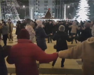 10.000 DE BUZOIENI, ÎN PIAŢA DACIA LA PETRECEREA DE REVELION DIN FAŢA PRIMĂRIEI