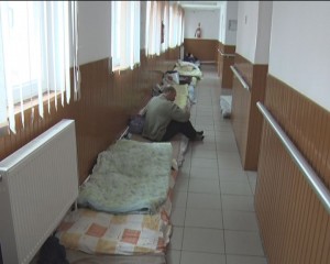 CENTRUL DE ZI ŞI DE NOAPTE, ARHIPLIN. FRIGUL ADUNĂ LAOLALTĂ OAMENII FĂRĂ ADĂPOST
