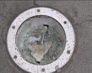 VANDALISM SAU NEGLIJENŢĂ? JUMĂTATE DIN SPOTURILE DE PE CUZA VODĂ S-AU SPART