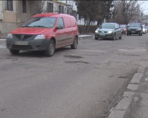 BUZOIENII RECLAMĂ GROPILE. URBIS ACOPERĂ UNDE POATE