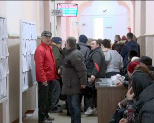 AGLOMERAŢIE LA GHIŞEELE DIN PRIMĂRIE. ZECI DE MINUTE PIERDUTE, PENTRU PLĂTITORII DE IMPOZITE