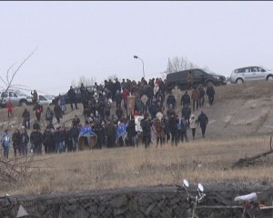AGHEASMA MARE. SUTE DE CREDINCIOŞI AU MERS DE BOBOTEAZĂ LA APA BUZĂULUI