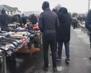 POLEIUL NU A ŢINUT OAMENII ÎN CASĂ. BUZOIENII, ÎN NUMĂR MARE ÎN TALCIOC