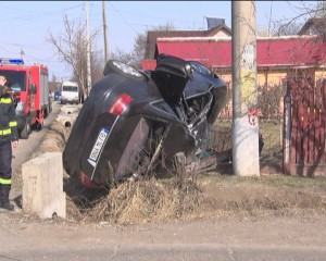 ACCIDENT GRAV, LA FOCŞĂNEI. UN TÂNĂR A INTRAT CU MAŞINA ÎN STÂLP