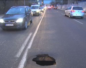 PERICOL DE ACCIDENTE, PE FRĂSINET. O GROAPĂ ADÎNCĂ A APĂRUT ASEARĂ, DIN SENIN