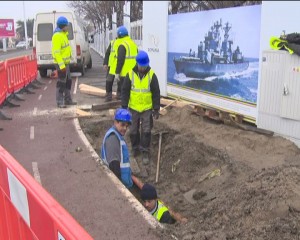 TROTUAR DISTRUS, PE CALEA EROILOR. SĂPĂTURI SUB PISTA PENTRU BICICLIŞTI