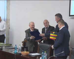 FLORI ŞI MĂRŢIŞOARE LA CJ. JUDEŢUL ARE UN NOU CETĂŢEAN DE ONOARE