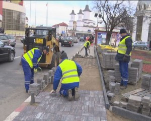 A REÎNCEPUT AMENAJAREA PARCURILOR. SE SCHIMBĂ PAVELELE, SE PUN BORDURI