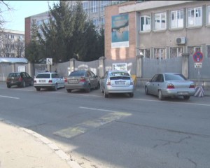 TROTUAR TRANSFORMAT ÎN PARCARE. NEREGULI ÎN TRAFIC, CHIAR SUB NASUL POLIŢIŞTILOR
