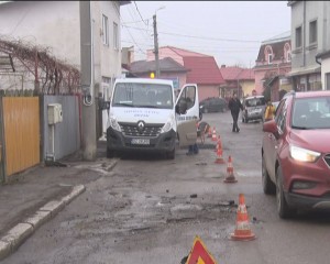 PLOMBĂRI DE IARNĂ. DUPĂ DEZGHEŢ AU IEŞIT LA IVEALĂ GROPILE