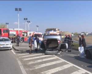 MAŞINĂ RĂSTURNATĂ, TREI TINERI AU FOST RĂNIŢI. A INTRAT CU AUTOTURISMUL ÎN SEPARATORUL DIN BETON