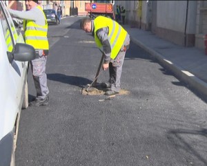 AU ÎNCEPUT ASFALTĂRILE. ECHIPELE DE DRUMARI LUCREAZĂ ŞI LA PLOMBĂRI