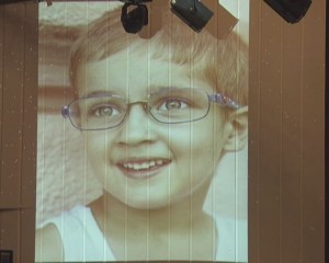 SPECTACOL CARITABIL, LA TEATRUL GEORGE CIPRIAN. UN BĂIEŢEL DE 11 ANI ARE NEVOIE DE AJUTOR