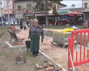 PRIMĂVARA ÎN ORAŞ. SE SĂDESC FLORI, SE SPALĂ SEMAFOARELE ŞI SE LIPESC AFIŞE