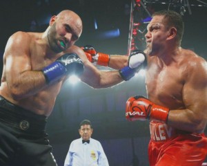 A DOUA ÎNFRÂNGERE LA PROFESIONIŞTI, PENTRU BOGDAN DINU. PUGILISTUL BUZOIAN A FOST DEZAVANTAJAT FLAGRANT, DE ARBITRU