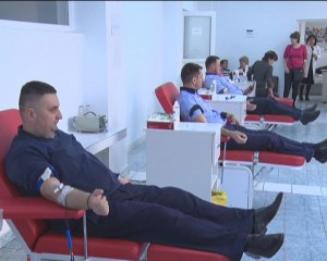 ZECI DE POLIŢIŞTI, DONATORI DE SÂNGE. AU RĂSPUNS CAMPANIEI CENTRULUI DE TRANSFUZII