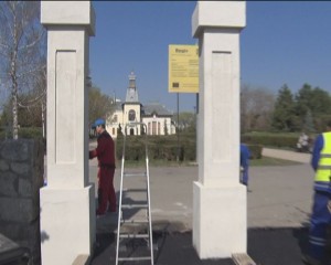 REPARAŢII LA MARGHILOMAN. SE ASFALTEAZĂ DRUMUL DE ACCES ŞI SE MONTEAZĂ PORŢILE