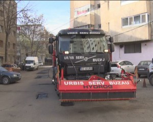 GUDRONATORUL ÎN ACŢIUNE. PLOMBĂRI PE ALEILE DIN ZONA UNIRII SUD