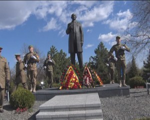 COROANE DE FLORI LA STATUIA LUI MARGHILOMAN. BUZOIENII AU CELEBRAT UNIREA BASARABIEI CU ROMÂNIA