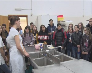 ZIUA PORŢILOR DESCHISE, LA MESERII ŞI SERVICII. PESTE 300 DE ELEVI DE GIMNAZIU, ÎN VIZITĂ