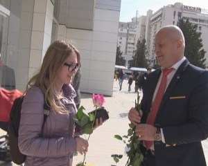 FLORI PENTRU BUZOIENCE. ALEŞII BUZOIENI AU OFERIT FLORI ŞI MĂRŢIŞOARE