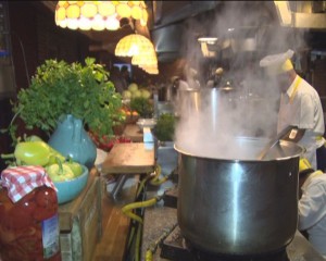 POLIŢIŞTI DE BUN GUST. AU DAT EPOLEŢII PE BONETE, PENTRU UN CONCURS CULINAR