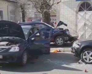 ACCIDENT CU 3 MAȘINI ÎNTR-O INTERSECȚIE CU PROBLEME. VINOVATĂ, O ȘOFERIȚĂ DE 28 DE ANI
