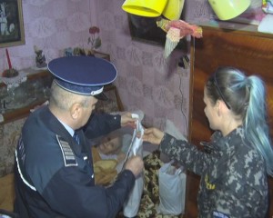ACŢIUNE UMANITARĂ A POLIŢIŞTILOR BUZOIENI. ZECI DE PACHETE CU ALIMENTE, PENTRU VÂRSTNICII DIN JUDEŢ