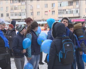 MARŞUL COPIILOR CU AUTISM. DUPĂ UN PERIPLU PRIN ORAŞ, AU MERS LA FILM