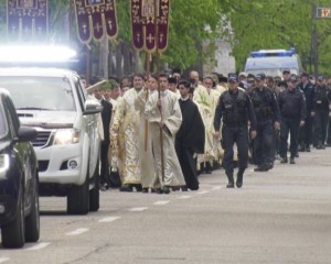 PESTE 1000 DE BUZOIENI, LA PROCESIUNEA DE FLORII. CREDINCIOŞII AU MERS DIN CRÂNG PÂNĂ LA CATEDRALĂ