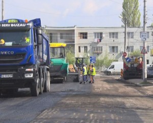 STRADA OLTULUI A FOST ASFALTATĂ. DRUMARII AU AJUNS LA INTERSECŢIA CU TRANSILVANIEI