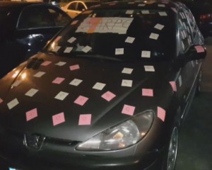 UN ROMEO MODERN ŞI ORIGINAL. A LIPIT SUTE DE STICKERE PE MAŞINA FOSTEI IUBITE