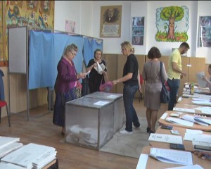 ALEGERI EUROPARLAMENTARE 2019 ŞI REFERENDUM. REZULTATE EXIT - POLL CURS - AVANGARDE: PSD: 25,8%, PNL: 25,8%, USR-PLUS: 23,9% / ALDE, SUB PRAGUL ELECTORAL. PREZENŢĂ RECORD LA URNE.