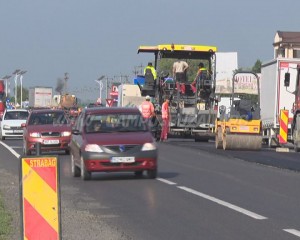 ASFALTARI PE DN2E85. TRAFICUL AUTO SE DESFĂŞOARĂ PE CÂTE O BANDĂ ALTERNATIV