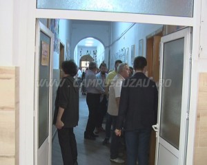 PREZENŢĂ MARE LA URNE. ÎN MULTE SECŢII S-A STAT LA COADĂ