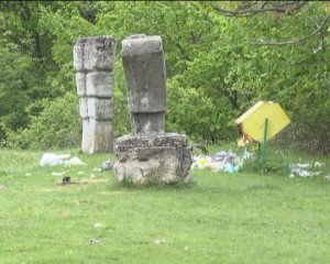 URMELE EPOCII PRIMITIVE PRINTRE STATUI. FOCURI, GUNOAIE ŞI URME DE MAŞINI ÎN TABĂRA DE SCULPTURĂ