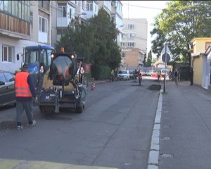 PLOMBĂRI ÎN MUNICIPIU. MAI MULTE ECHIPE DE DRUMARI ASTUPĂ GROPI