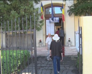 VOTANŢI MATINALI, LA BUZĂU. MII DE BUZOIENI S-AU PREZENTAT LA URNE
