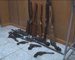BUZOIAN REŢINUT PENTRU CONTRABANDĂ CU ARME LETALE. UN ADEVĂRAT ARSENAL, GĂSIT DUPĂ TREI PERCHEZIŢII