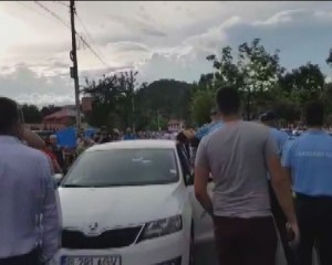 BĂTAIE PE UN LOC DE PARCARE. DOI BĂRBAŢI, FĂCUŢI KO DE DOUĂ FEMEI