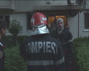 BĂTRÂN MORT ÎN INCENDIUL CARE I-A CUPRINS APARTAMENTUL. ZECI DE LOCATARI, EVACUAŢI