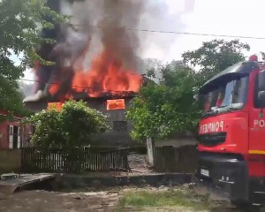 A ARS ÎN DOAR CÂTEVA MINUTE. CASĂ DIN VALEA SIBICIULUI, DISTRUSĂ DE FOC