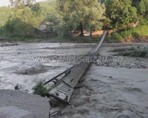 PAGUBE IMENSE, ÎN URMA PRECIPITAŢIILOR: ZECI DE GOSPODĂRII INUNDATE, DRUMURI SURPATE, UN DISPĂRUT